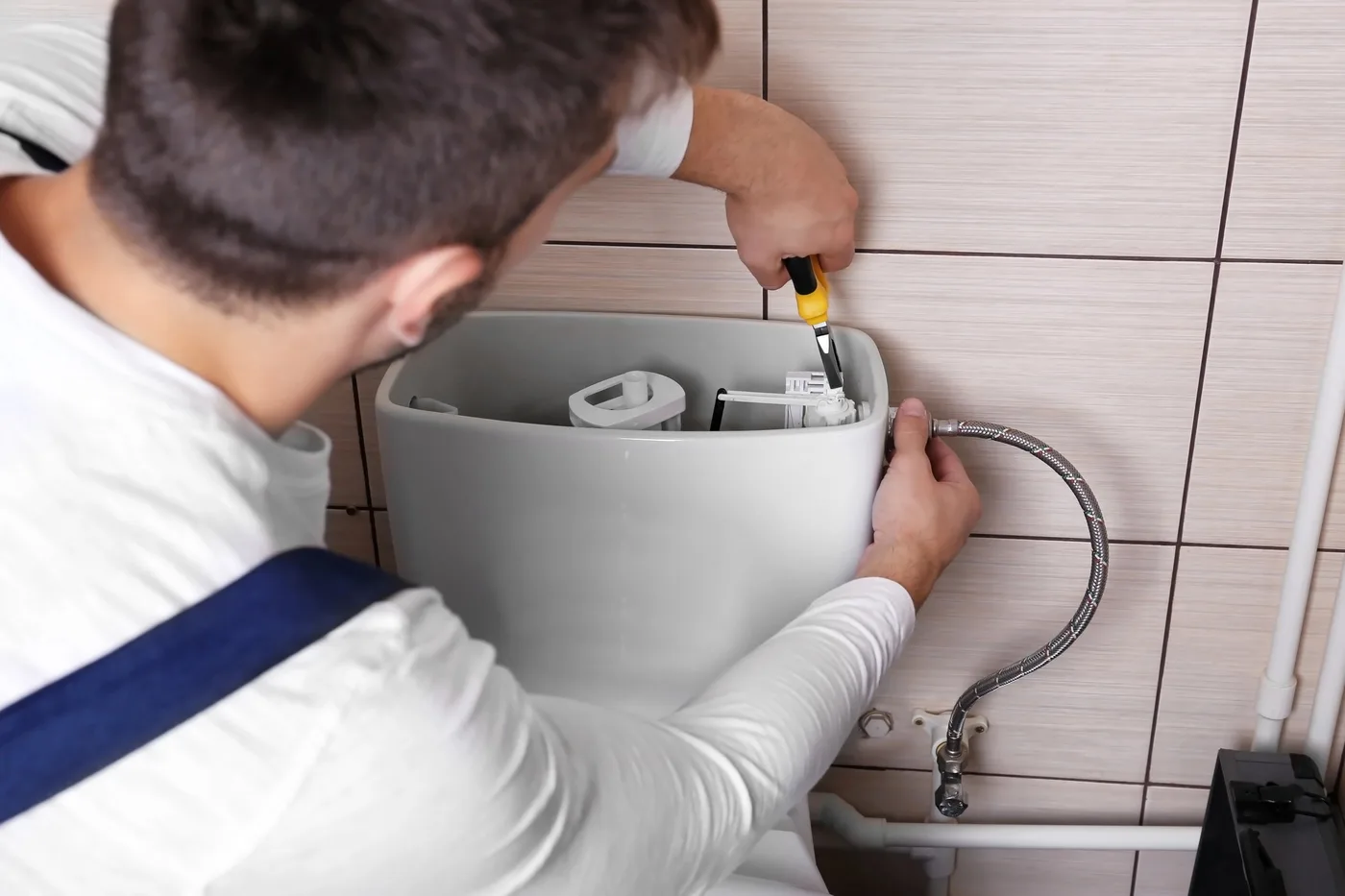 Plombier réparant un WC et son broyeur sanitaire dans les Yvelines (78)